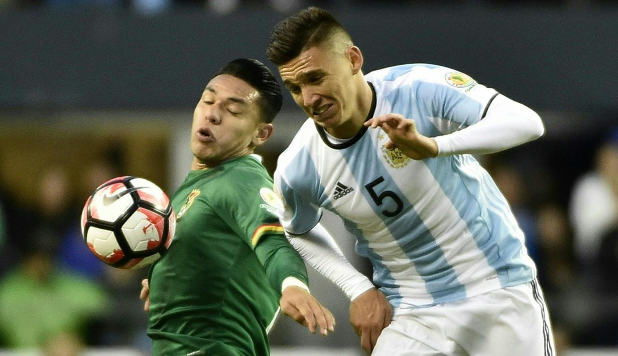 Duel antara pemain Argentina dan Bolivia pada laga Grup D Copa America Centenario 2016 di CenturyLink Field, Seattle, Rabu (15/6/2016). (AFP/Omar Torres)