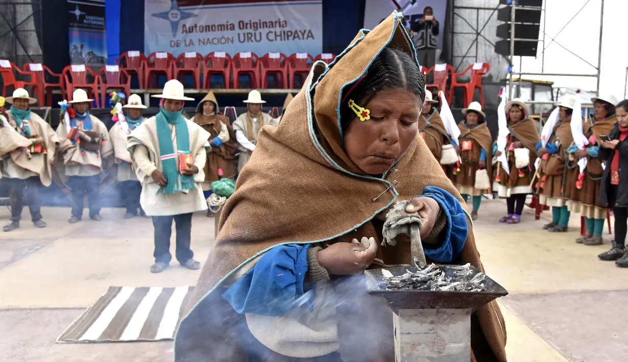 Masyarakat adat melakukan ritual Andean selama upacara peresmian pemerintahan baru di masyarakat adat Uru Chipaya di Bolivia selatan (31/1). (AFP Photo/Aizar Raldes)