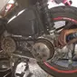 V-Belt Honda Beat sedang dibersihkan. (Herdi Muhardi)