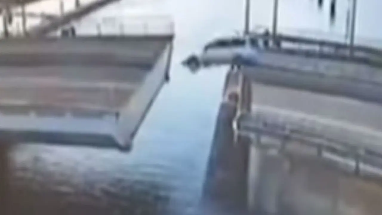 Loncat dari Jembatan Gantung, Mobil Ini Nyebur Sungai