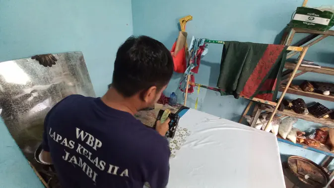 <p>Seorang warga binaan Lapas Kelas IIA Jambi sedang membatik untuk meningkatkan keterampilannya. (Liputan6.com/Gresi Plasmanto)</p>