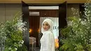 Melengkapi tampilannya, Nabila mengenakan kerudung panjang polos model pashmina. Dipadukan anting-anting silver yang terlihat di sela-sela kerudungnya. [@nabilataqiyyah]