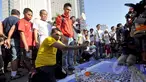 Sejumlah orang menggelar aksi "Koin Untuk Australia" di Bundaran HI, Minggu (22/2). Aksi itu sebagai bentuk protes terhadap penyataan PM Australia Tony Abott yang mengungkit bantuan kepada Indonesia saat musibah tsunami Aceh. (Liputan6.com/Faizal Fanani)