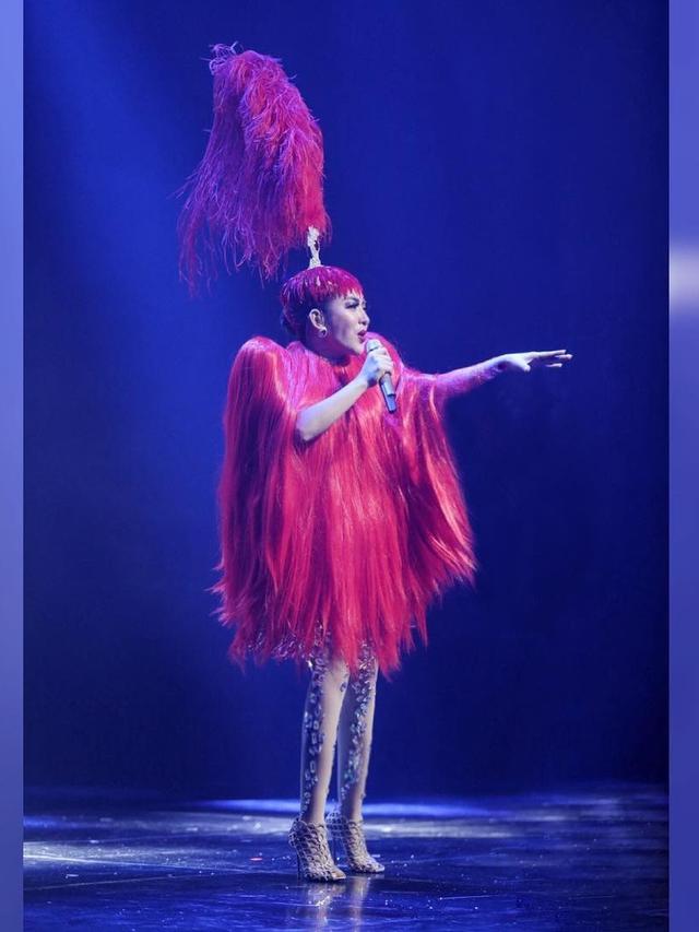 7 Hiasan Kepala Syahrini Berdesain Unik, Ada Bentuk Tudung Saji