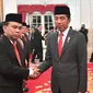 Presiden Joko Widodo atau Jokowi (kanan) menyalami Budi Arie Setiadi saat melantiknya sebagai Menteri Komunikasi dan Informatika (Menkominfo) baru di Istana Kepresidenan, Jakarta, Senin (17/7/2023). Budi Arie Setiadi menjabat Menkominfo untuk sisa masa jabatan periode 2019-2024. (Biro Pers Sekretariat Presiden/Agus suparto)