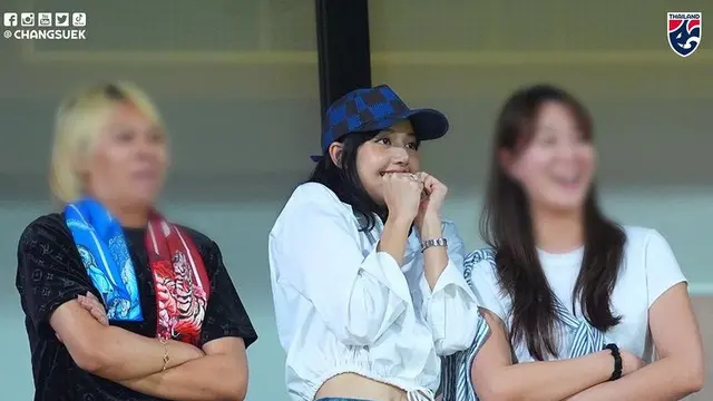 Lisa Blackpink  Menyaksikan Pertandingan Sepakbola Thailand vs Korea Selatan. [@changsuek]