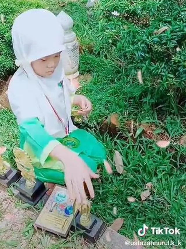 Bocah Bawa Banyak Piala ke Makam Sang Ayah, Kisah di Baliknya Bikin Haru
