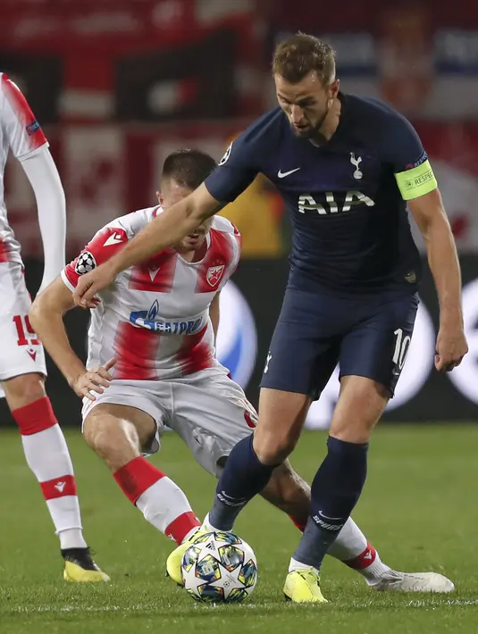 Penyerang Tottenham Hotspur, Harry Kane menggiring bola dari kawalan pemain Red Star Belgrade, Dusan Jovancic  pada pertandingan Grup B Liga Champions di Rajko Mitic Stadium, Serbia (6/11/2019). Tottenham menang telak 4-0 atas Red Star. (AP Photo/Darko Vojinovic)