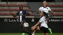 Bek Manchester United, Maya Le Tissier (kanan) berhasil mengagalkan tendangan dari pemain PSG, Nina Ngueleu dalam pertandingan semi final Women's French Cup 2022. (AFP/Valentine Chapuis). (AFP/Valentine Chapuis)
