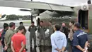 Tim TNI AU dan BPPT mendengarkan pengarahan sebelum operasi TMC di Lanud Halim Perdanakusuma, Jakarta (9/1/2020). TNI dan BPPT melakukan operasi TMC dengan menaburkan garam di atas awan kumulonimbus melalui dua pesawat, yakni CN-295 dan Cassa 212-200. (merdeka.com/Iqbal S. Nugroho)