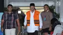Bupati Bandung Barat, Abubakar (tengah) berjalan meninggalkan gedung KPK usai menjalani pemeriksaan, Jakarta, Kamis (12/4). KPK resmi menahan Abubakar sebagai tersangka kasus dugaan suap di Pemkab Bandung Barat. (Liputan6.com/Helmi Fithriansyah)