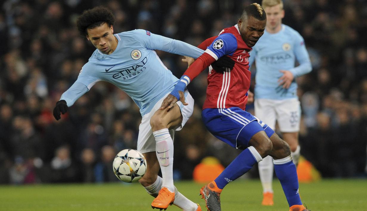 Gelandang Manchester City, Leroy Sane, berebut bola dengan pemain FC Basel, Geoffroy Serey, pada laga Liga Champions di Stadion Etihad, Rabu (7/3/2018). Manchester City takluk 1-2 dari FC Basel. (AP/Rui Vieira)