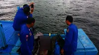 Tim SAR dan kepolisian masih mencari dua nelayan NTB yang hilang di perairan Flores Timur, NTT. (Liputan6.com/Ola Keda)