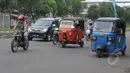 Tahun 2015 bajaj orange  dilarang melintas di kawasan DKI Jakarta. Sebagai gantinya akan dioperasikan bajaj biru yang berbahan bakar gas, Jakarta, Rabu (4/3/2015). (Liputan6.com/Herman Zakharia)