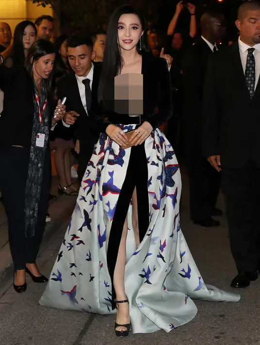 Senyum Fan Bingbing saat tiba menghadiri premier film "I Am Not Madame Bovary" selama Festival Film Internasional Toronto, Kanada, (8/9). Fan Bingbing merupakan salah satu bintang terbesar di Tiongkok. (REUTERS/Fred Thornhill)