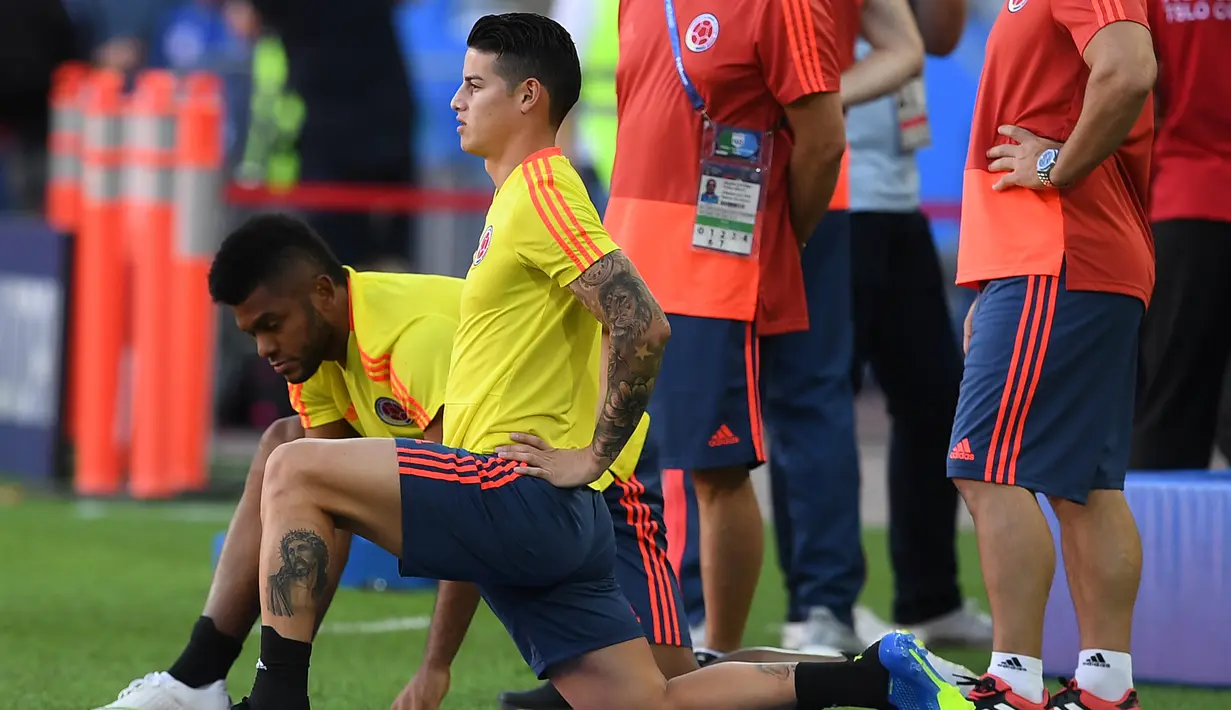 Gelandang Kolombi,  James Rodriguez melakukan pemanasan sebelum berlatih di Stadion Spartak di Moskow, Rusia(2/7). Kolombia akan bertanding melawan Inggris pada babak 16 besar Piala Dunia 2018. (AFP Photo/Francisco Leong)