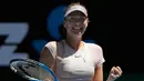 Petenis Rusia Maria Sharapova tersenyum setelah mengalahkan petenis Jerman, Tatjana Maria pada putaran pertama di kejuaraan tenis Australia Terbuka 2018 di Melbourne (16/1). Sharapova menang 6-1, 6-4. (AP Photo / Vincent Thian)