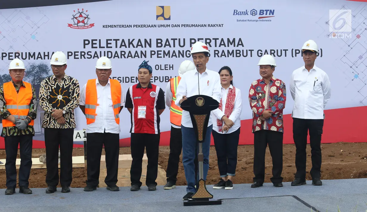 Presiden Joko Widodo memberi sambutan sebelum melakukan peletakan batu pertama pembangunan rumah untuk PPRG di Garut, Jawa Barat, Sabtu (19/1/). Jokowi menyampaikan, pembangunan rumah tersebut merupakan program sejuta rumah. (Liputan6.com/Angga Yuniar)