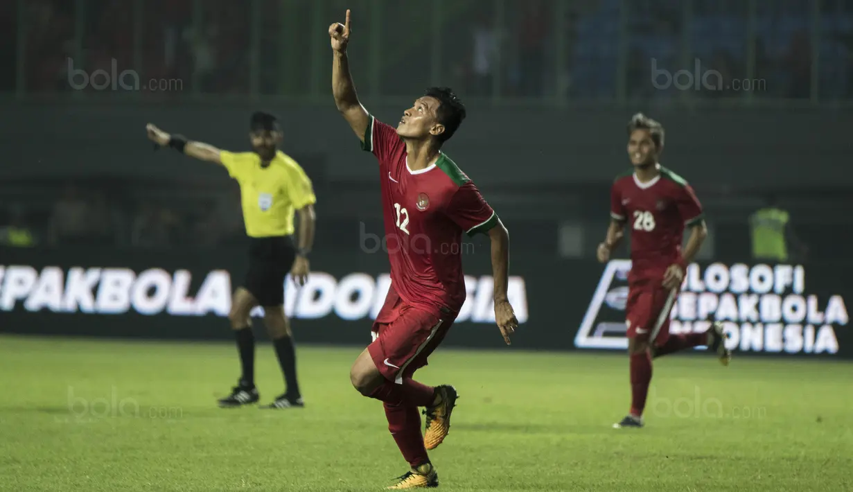 Striker Timnas Indonesia, Lerby Eliandry, merayakan gol yang dicetaknya ke gawang Kamboja pada laga persahabatan di Stadion Patriot, Bekasi, Rabu (4/10/2017). Indonesia menang 3-1 atas Kamboja. (Bola.com/Vitalis Yogi Trisna)