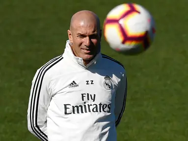 Pelatih Real Madrid Zinedine Zidane melihat para pemain berlatih di fasilitas pelatihan Valdebebas di Madrid (15/3). Zidane kembali melatih Real Madrid menggantikan Santiago Solari. (AFP Photo/Gabriel Bouys)