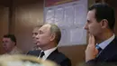 Presiden Rusia, Vladimir Putin dan Presiden Suriah, Bashar Assad saat melakukan pertemuan di pangkalan udara Hemeimeem di Suriah (11/12). (Mikhail Klimentyev, Sputnik, Kremlin Pool Photo via AP)