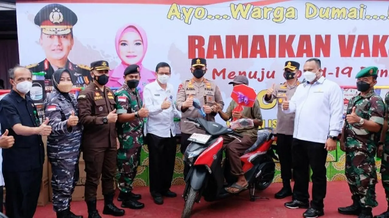 Kapolda Riau memberikan hadiah sepeda motor kepada peserta vaksin lansia di Kota Dumai.