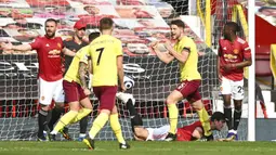 Pemain Burnley James Tarkowski (tengah) melakukan selebrasi usai mencetak gol ke gawang Manchester United pada pertandingan Liga Inggris di Stadion Old Trafford, Manchester, Inggris, Minggu (18/4/2021). Manchester United menang 3-1. (Gareth Copley/Pool via AP)