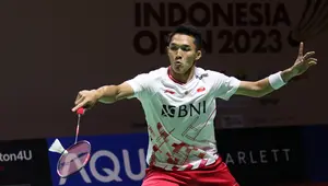Pebulu tangkis tunggal putra Indonesia, Jonatan Christie berusaha mengembalikan shuttlecock dari serangan Anthony Ginting dalam pertandingan perempat final Indonesia Open 2023 di Istora Senayan, Jakarta, Rabu (14/6/2023). (Bola.com/Bagaskara Lazuardi)