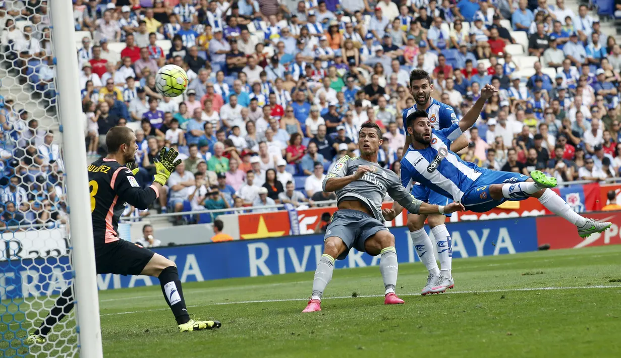 Cristiano Ronaldo berebut bola dengan pemain Espanyol, Ruben Duarte, sebelum berbuah gol dalam lanjutan La Liga Spanyol di Stadion Cornella El Prat, Espanyol. Sabtu (12/9/2015). (Reuters/Albert Gea)