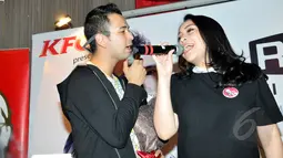Raffi Ahmad dan Nagita Slavina bernyanyi saat menghadiri peluncuran album bertajuk Kamulah Takdirku, Kemang, Jakarta, Senin (4/5/2015).(Liputan6.com/Panji Diksana)