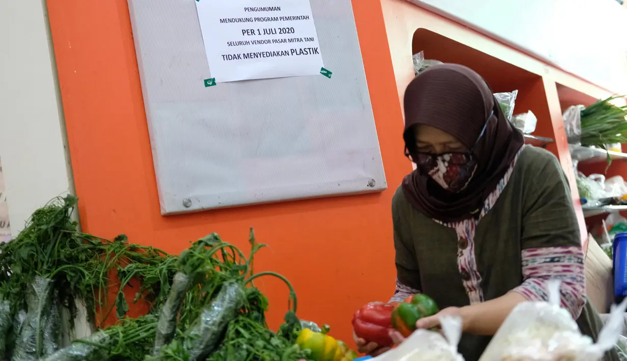 Aktivitas jual beli di Pasar Mitra Tani, Jakarta, Selasa (30/6/2020). Pasar Mitra Tani akan melarang penggunaan kantong plastik sekali pakai untuk seluruh vendor dan konsumen pasar mulai Rabu, 1 Juli 2020. (Liputan6.com/Angga Yuniar)