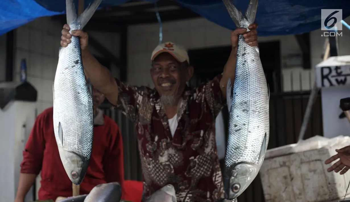 Pedagang menunjukkan ikan bandeng dagangannya di kawasan Rawa Belong, Jakarta, Rabu (14/2). Pedagang mengaku permintaan ikan bandeng meningkat jelang Tahun Baru Imlek. (Liputan6.com/Arya Manggala)