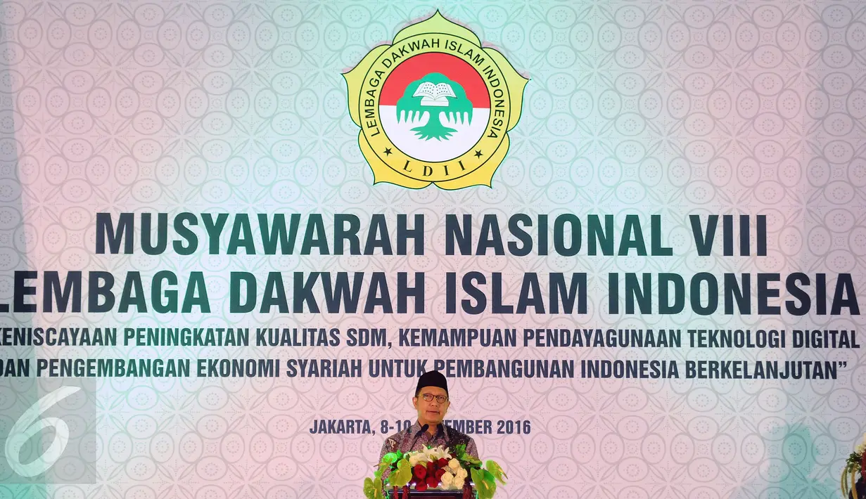 Menteri Agama Lukman Hakim Saifudin memberi sambutan pembuka Munas VIII Lembaga Dakwah Islam Indonesia di Jakarta, Selasa (8/11). Munas bertujuan membangun perpektif baru dalam kehidupan berbangsa dan bernegara. (Liputan6.com/Helmi Fithriansyah)