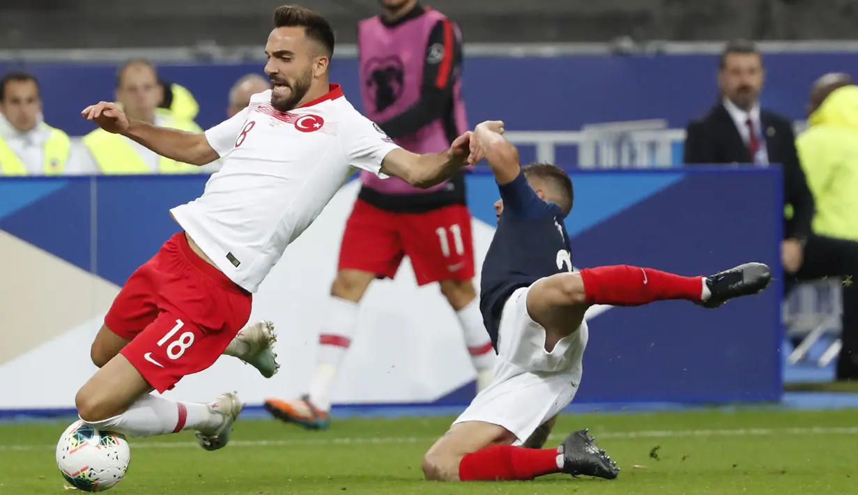 Pemain Turki, Kenan Karaman saat dilanggar bek Prancis, Lucas Hernandez selama pertandingan Grup H Kualifikasi Piala Eropa 2020 di Stade de France di Saint Denis, utara Paris (14/10/2019). Turki bermain imbang 1-1 atas Prancis. (AP Photo/Thibault Camus)