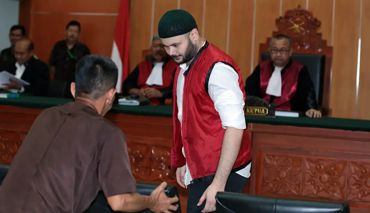 "Tapi kan kita mendengar saksi ahli barang bukti dinyatakan pemakai, pecandu itu harus direhab. Tuntutan dari JPU itu sangat berlebihan, tidak sesuai jika JPU mengabaikan pendapat para ahli saksi ahli," terangnya. (Deki Prayoga/Bintang.com)