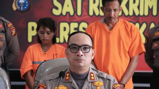 Kepala Polres Bengkalis AKBP Indra Wijatmiko dalam konferensi pers pembunuhan ODGJ demi asuransi.