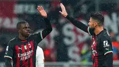 Pemain AC Milan Pierre Kalulu (kiri) merayakan golnya saat melawan AS Roma pada pertandingan sepak bola Serie A Liga Italia di Stadion San Siro, Milan, Italia, 8 Januari 2023. Pertandingan berakhir imbang 2-2. (Spada/LaPresse via AP)