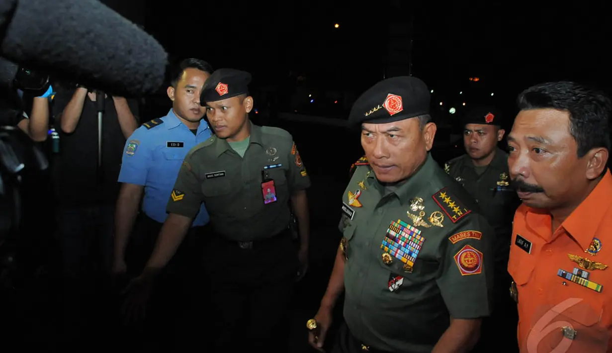 Panglima TNI Jenderal Moeldoko saat tiba di kantor Badan SAR Nasional, Jakarta, Selasa (30/12/2014). (Liputan6.com/Herman Zakharia)