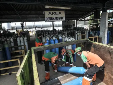 Petugas DLH memindahkan tabung saat pengisian ulang oksigen di depot PT Tirtobumi Aneka Industri, Pulogadung, Jakarta, Minggu (11/7/2021). Pemprov DKI mengerahkan petugas PJLP untuk pengisian sekaligus pendistribusian tabung oksigen ke rumah sakit rujukan Covid-19. (merdeka.com/Iqbal S. Nugroho)
