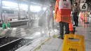 Petugas menyemprotkan larutan disinfektan kepada penumpang yang turun di Stasiun Kereta Api (KA) Tawang, Semarang, Sabtu (28/3/2020). Selain sterilisasi, petugas juga melakukan pencatatan penumpang yang turun untuk data pengawasan guna menekan penularan Virus Corona (COVID-19) (Liputan6.com/Gholib)