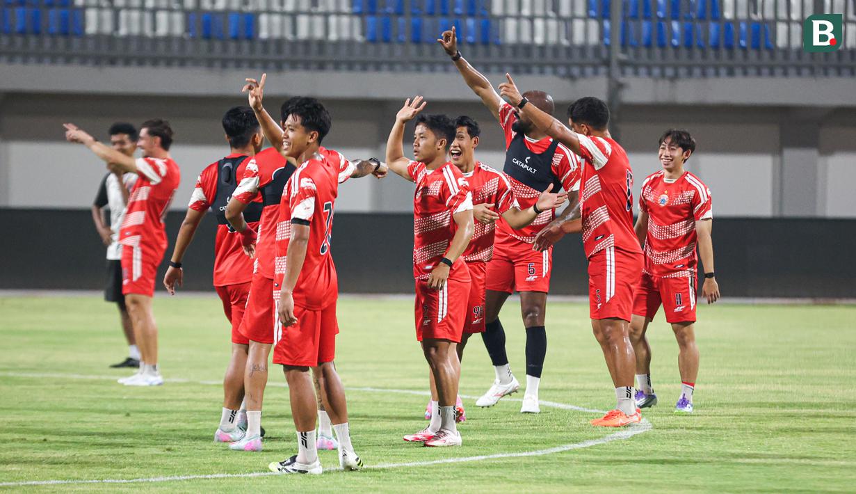 Keceriaan para pemain Persija Jakarta di latihan terakhir jelang laga melawan Madura United yang digelar di Stadion Gelora Madura Ratu Pamelingan, Pamekasan, Jumat (23/10/2025).