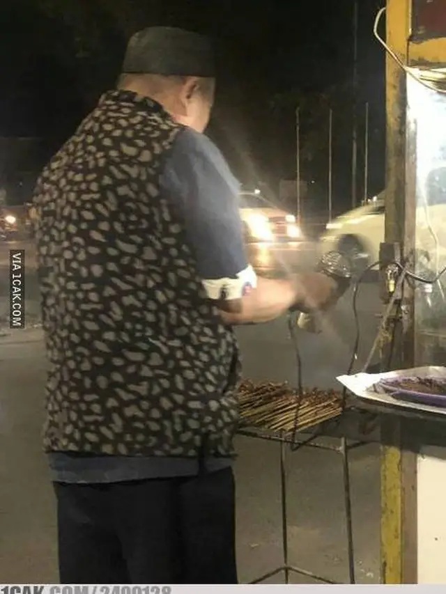 6 Cara Nyeleneh Bakar Sate Ini Bikin Heran,