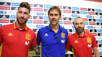 Pelatih Spanyol Julen Lopetegui (tengah) diapit defender Sergio Ramos (kiri) dan gelandang Andres Iniesta dalam jumpa pers jelang lawan Italia. (AFP / GABRIEL BOUYS)