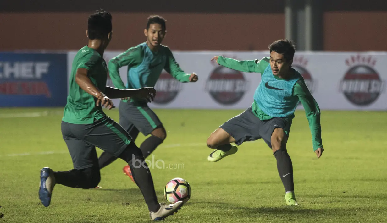 Pemain Timnas Indonesia, Septian David, berusaha melewati Bagas Adi saat latihan di Stadion Maguwoharjo, Sleman, Senin (12/6/2017). Latihan ini persiapan terakhir jelang menghadapi Puerto Rico. (Bola.com/Vitalis Yogi Trisna)