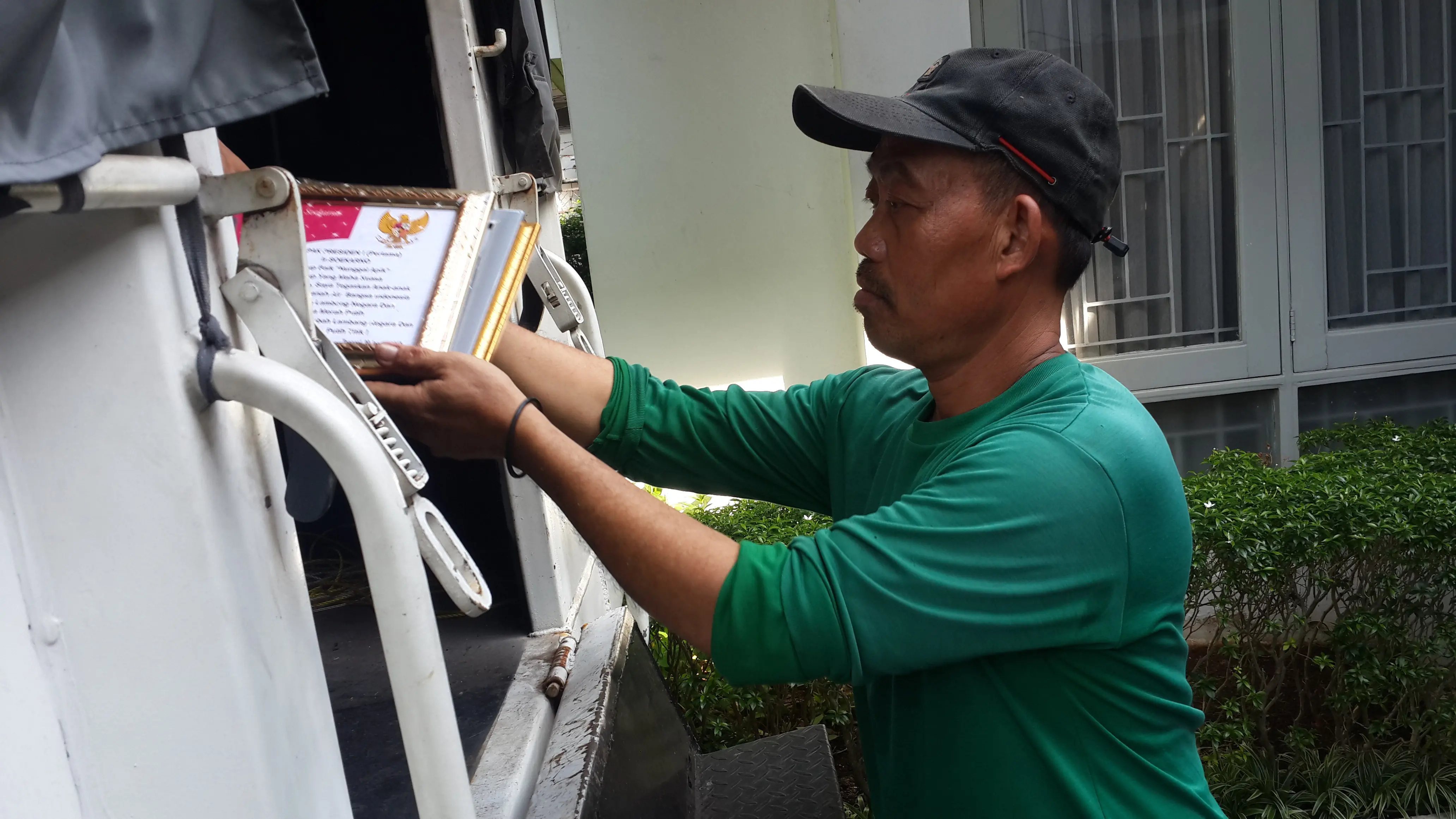 Pekerja memindahkan barang-barang Djarot Saiful Hidayat dari rumah dinas Gubernur DKI Jakarta (Liputan6.com/ Putu Merta Surya Putra)
