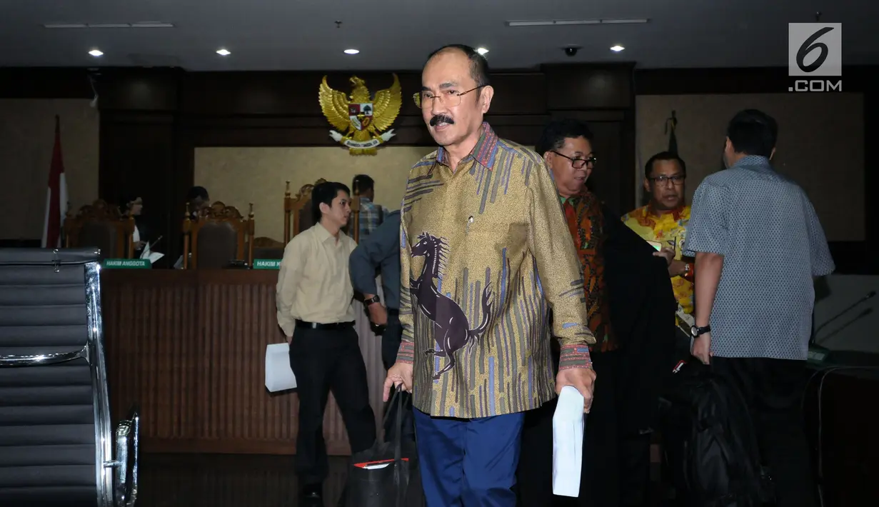 Terdakwa perkara merintangi penyidikan KPK pada kasus korupsi e-KTP, Fredrich Yunadi usai mengikuti sidang lanjutan di Pengadilan Tipikor, Jakarta, Kamis (31/5). Sidang mendengar tuntutan JPU KPK. (Liputan6.com/Helmi Fithriansyah)