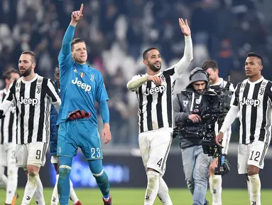 Pemain Juventus merayakan kemenangan mereka usai melawan Roma dalam pertandingan Liga Italia di Turin, Italia (23/12). Juventus berhasil mencetak gol lewat bek mereka Mehdi Benatia pada menit ke-18. (Alessandro Di Marco / ANSA via AP)