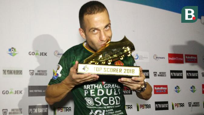 Aleksandar Rakic menerima trofi top scorer Liga 1 2018. (Bola.com/Vincentius Atmaja)