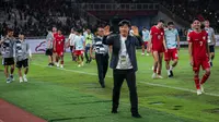 Pelatih Timnas Indonesia, Shin Tae-yong melambaikan tangan saat victory lap bersama pemainnya setelah laga Grup F Kualifikasi Piala Dunia 2026 antara Timnas Indonesia Vs Vietnam di Stadion Utama Gelora Bung Karno (SUGBK), Senayan, Jakarta, Kamis (21/03/2024). (Bola.com/Bagaskara Lazuardi)