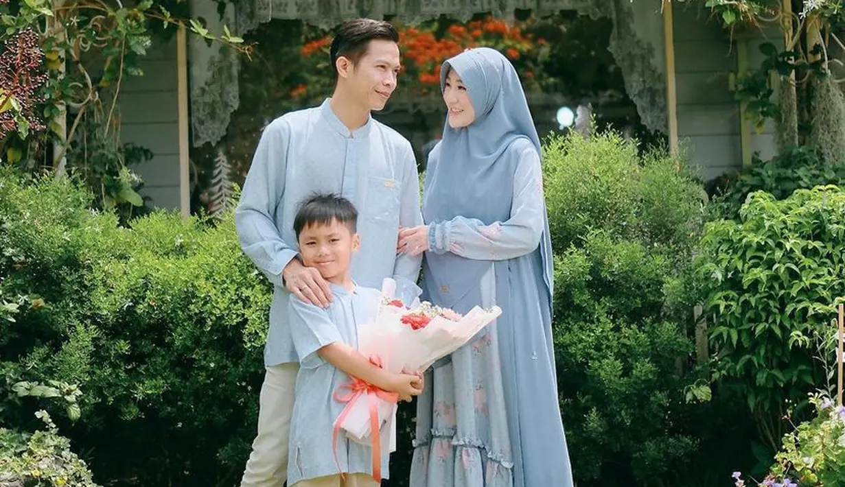 Setelah menikah, Larissa pun serasi mengenakan gamis biru, begitupun dengan sang suami baru dan anak yang sama-sama mengenakan koko warna biru.  [@larissachou]